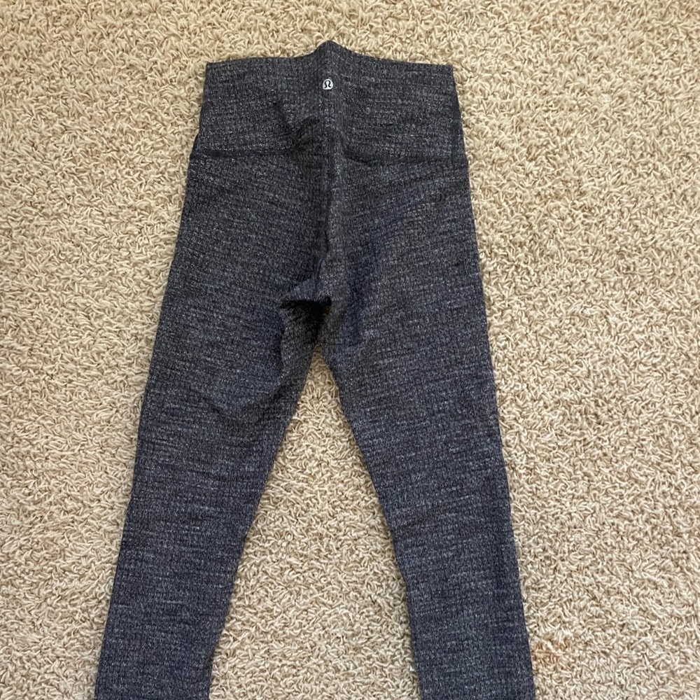 Lululemon size 6 leggings grey pattern 28” inseam